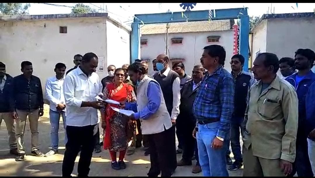 विद्युत कंपनियों के निजीकरण के खिलाफ विधायक को सौंपा ज्ञापन