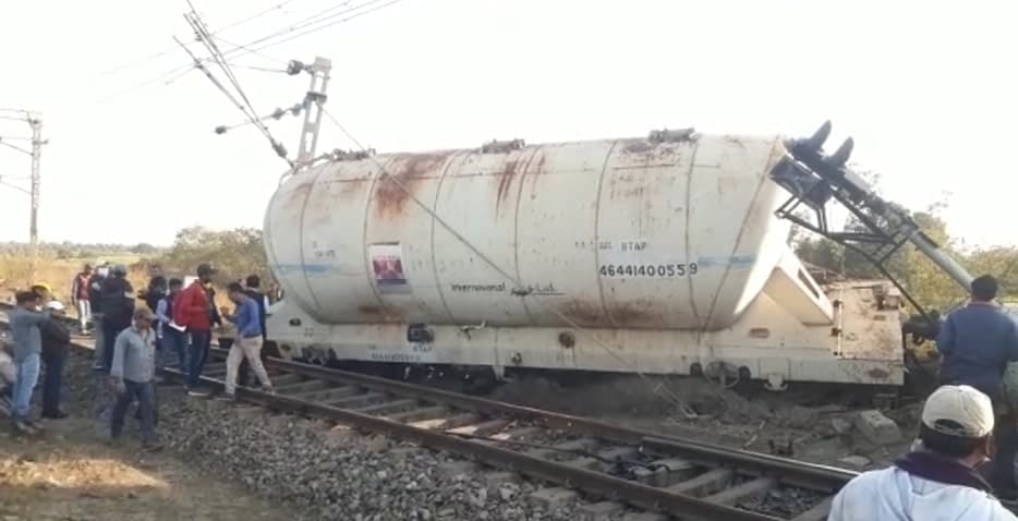 यार्ड में खड़ी मालगाड़ी लाइन से उतरी, हाइटेंशन इलेक्ट्रॉनिक खंभे से टकराई