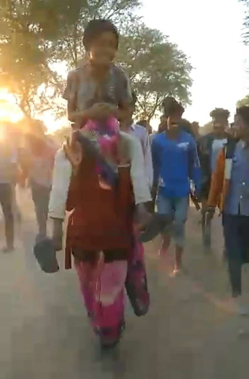 बहू के कंधे पर बैठा जेठ, जानवरों की तरह हांकते 3 किलोमीटर चलाया, वीडियो वायरल