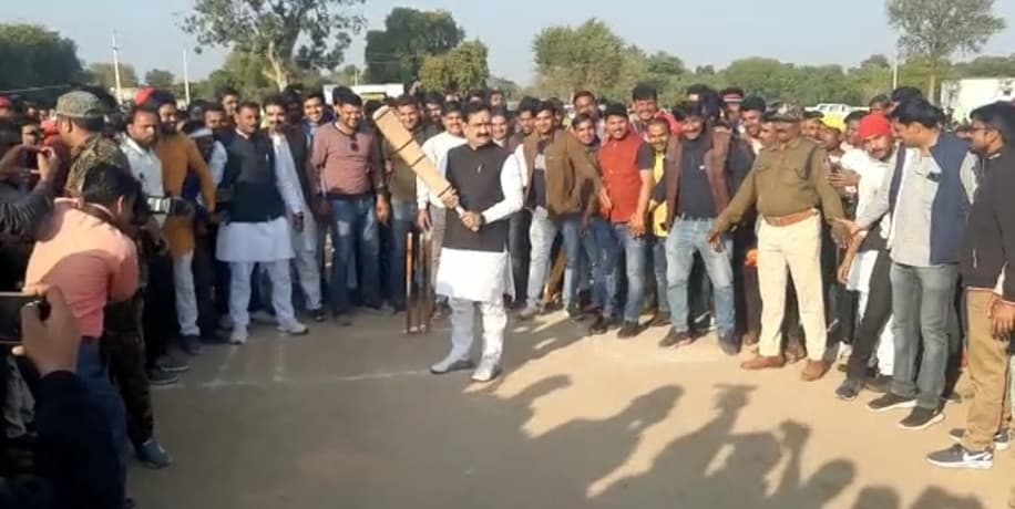 गृहमंत्री नरोत्तम मिश्रा ने थामा बल्ला, पहली ही गेंद पर लगाया सिक्सर, देखिये वीडियो