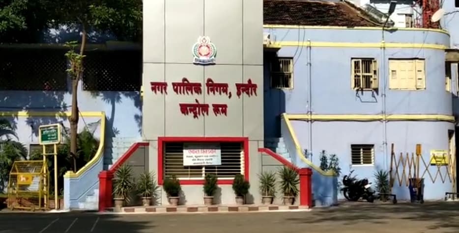 बुजुर्गों के अपमान के मामले में 6 मस्टरकर्मी पर गाज, निगमायुक्त की रिपोर्ट में वो खुद पाक-साफ