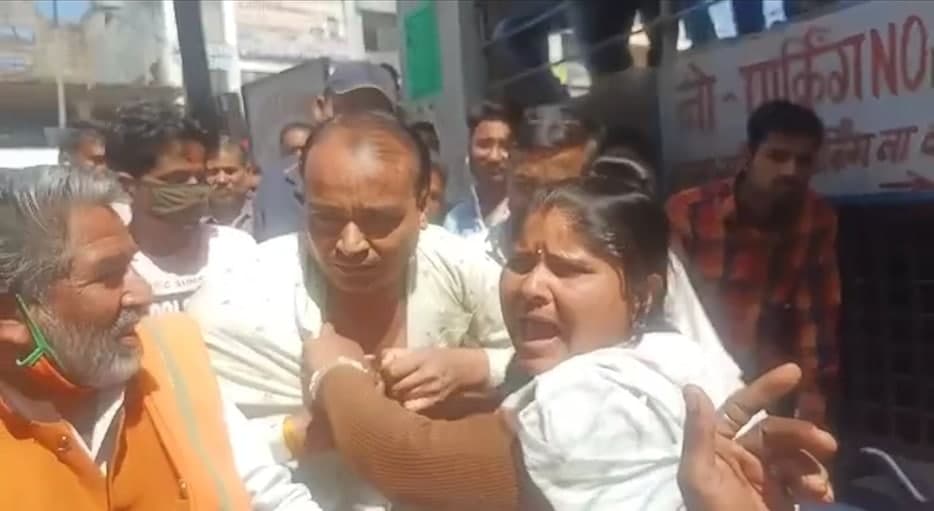 आरक्षक कर रहा था रिश्वत की मांग, महिला ने की पिटाई, देखिये वीडियो