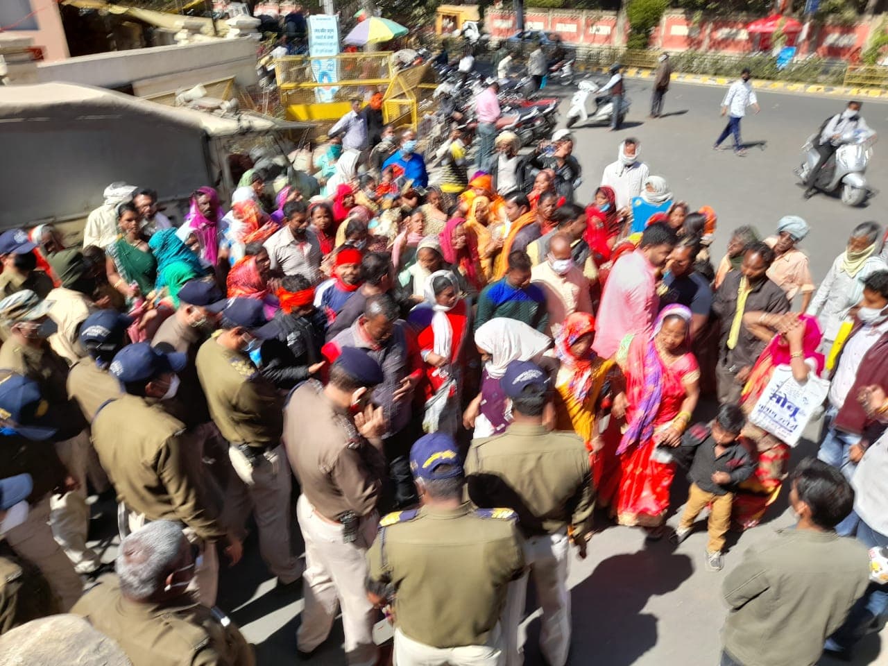 विस्थापन के तीन साल बाद भी नहीं मिली सुविधाएं, कलेक्ट्रेट का घेराव