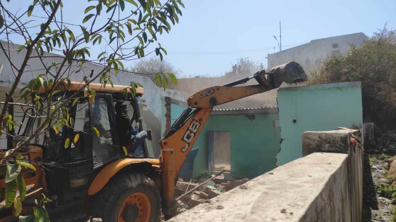 सट्टा माफिया के अतिक्रमण पर प्रशासन का बुल्डोजर, अवैध मकान ध्वस्त