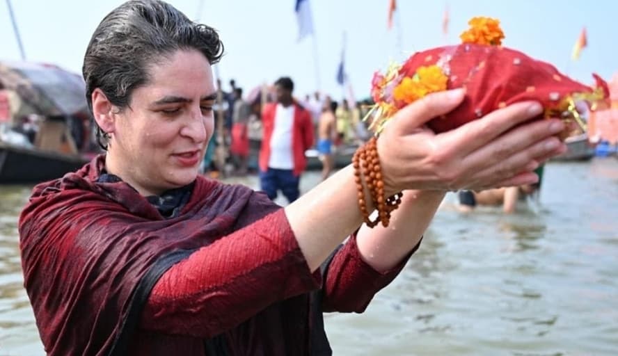 Prayagraj- मौनी अमावस्या पर प्रियंका गांधी ने संगम में लगाई डुबकी, खुद चलाई नाव