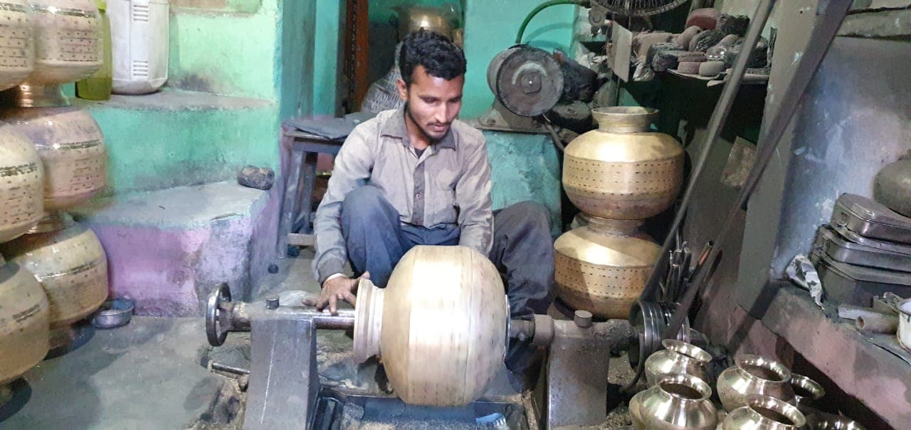 Chhatarpur : उखड़ रही पीतल उद्योग की सांसें, विधानसभा में सरकार के वादे के बाद भी नहीं मिल रही सहायता