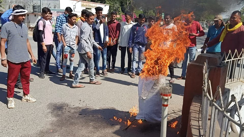 जयस ने कांग्रेस अध्यक्ष को निष्कासित करने ज्ञापन सौंपा, एफआईआ की मांग