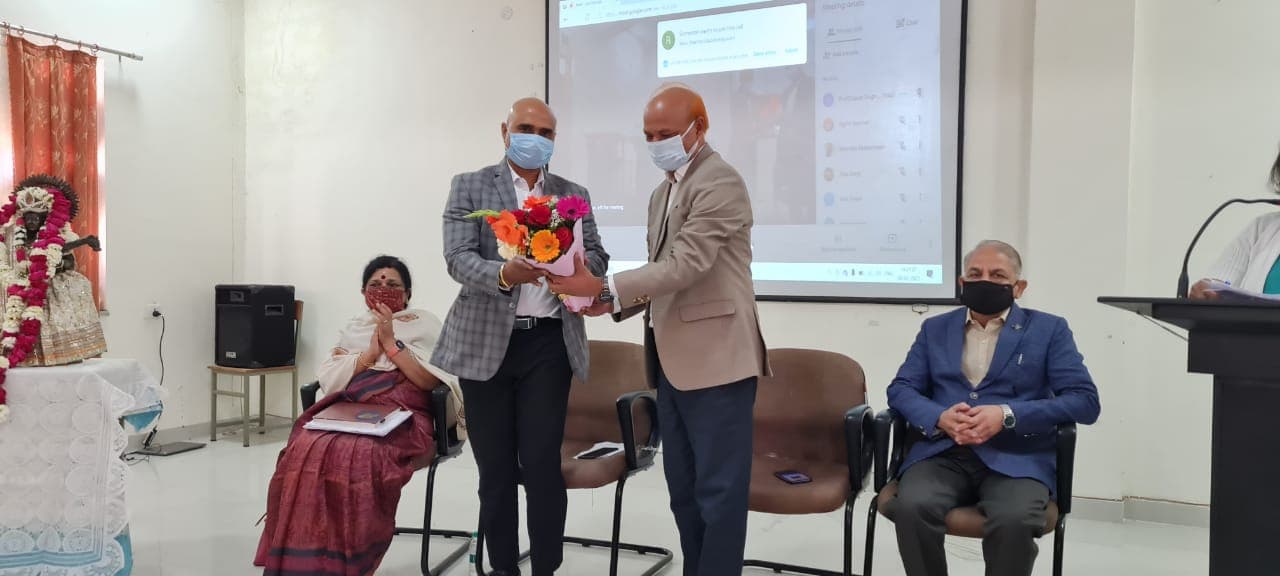 एमवीएम कॉलेज में ऑनलाइन फेसिलिटी डेवलपमेंट प्रोग्राम आयोजित, राज्य सूचना आयुक्त ने किया उद्घाटन