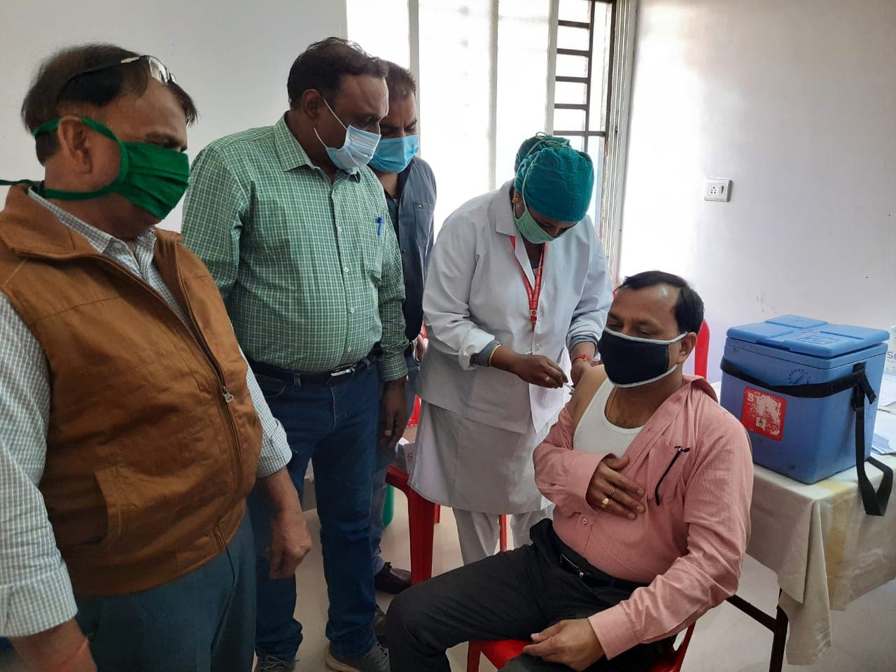 कलेक्टर ने लगवाई कोविड वैक्सीन, फ्रंटलाइन वर्कर्स के वैक्सीनेशन का दौर जारी