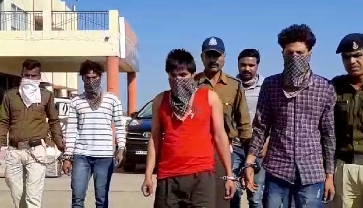 बंदूक की नोंक पर पेट्रोल पंप पर लूट, बदमाशों ने पीछा कर रही पुलिस पर की फायरिंग