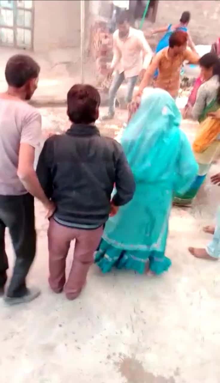 चाय बनाते हुए पूरी तरह आग से झुलसा युवक, जलते हुए आया घर से बाहर