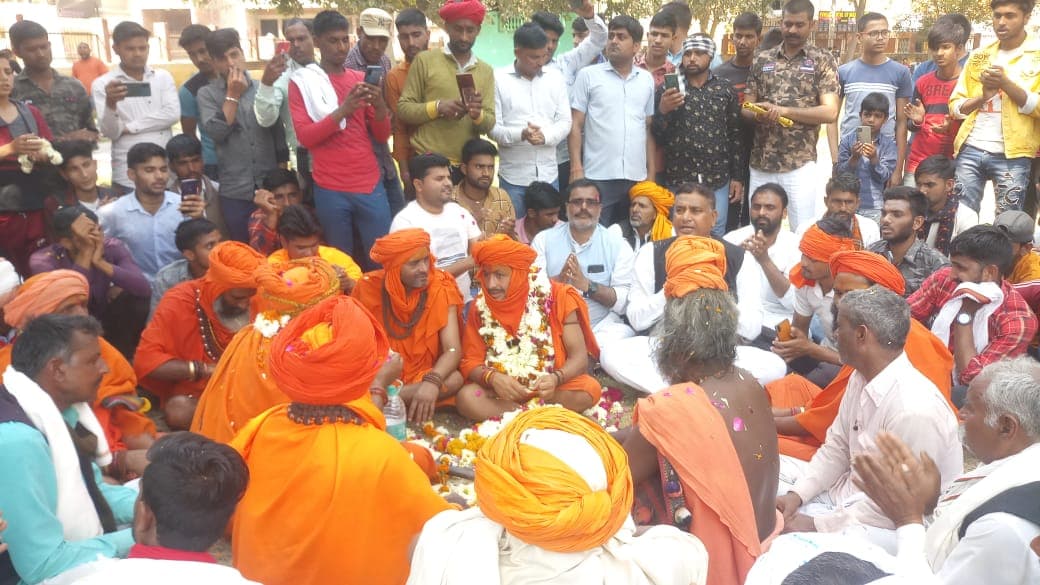 शराबबंदी करवाने वाले संतों का जगह जगह हुआ भव्य स्वागत, लोगों ने बरसाए फूल