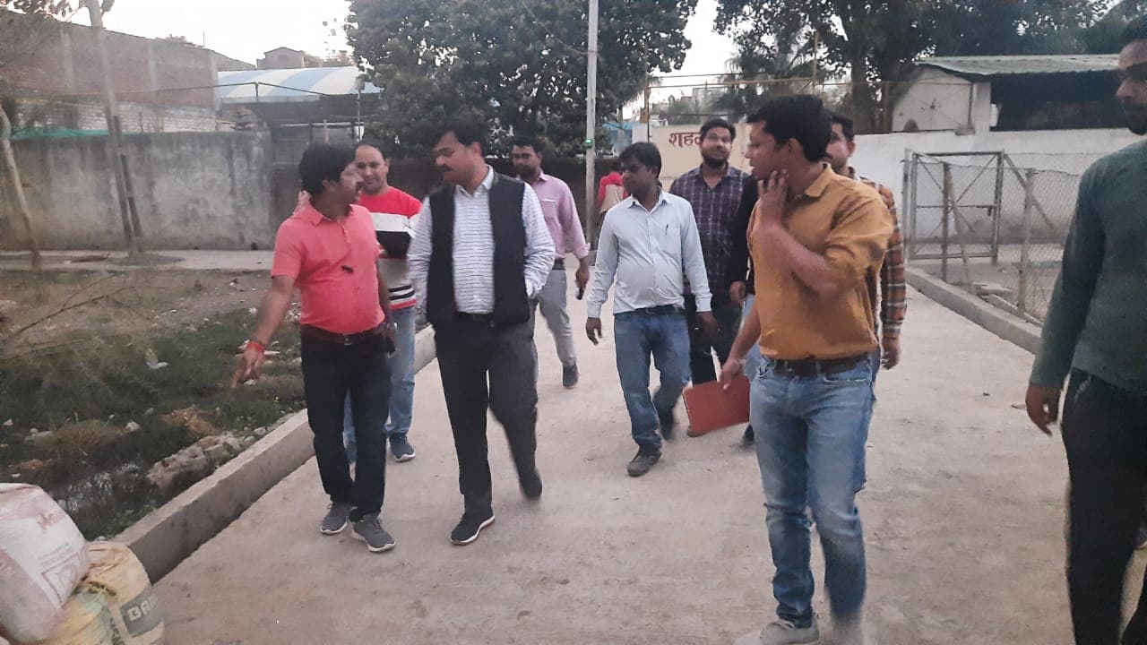 स्वच्छता सर्वेक्षण में अव्वल रहने के लिए सड़क पर उतरे एसडीएम और सीएमओ
