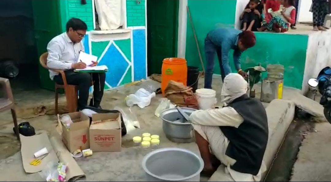 प्रशासन ने की डेरियों पर छापामार कार्रवाई, अमानक दूध और घी के सेंपल लिए
