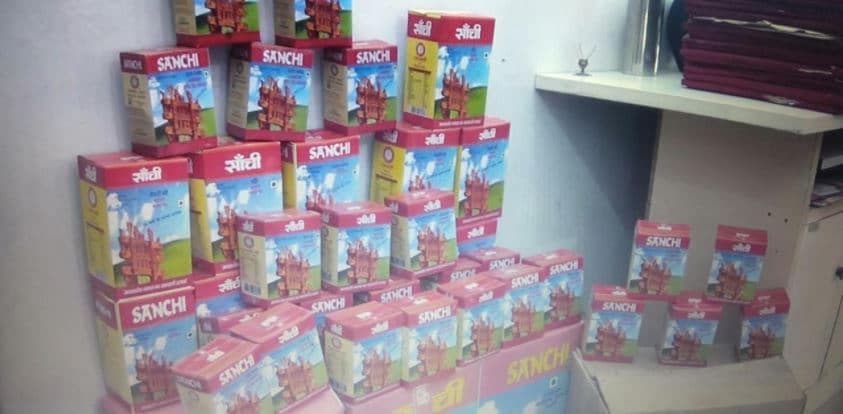 सांची ब्रांड की पैकिंग में नकली घी का जखीरा कार से जब्त, व्यापारी गिरफ्तार