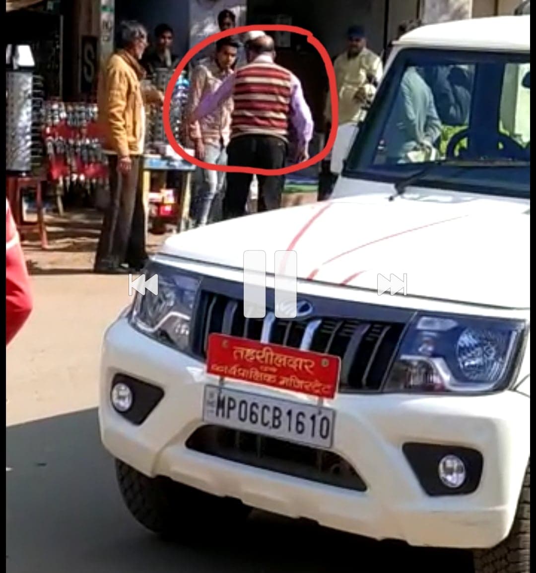 तहसीलदार ने ठेले वाले से की हाथापाई, सड़क पर मुर्गा बनने को किया मजबूर, वीडियो वायरल