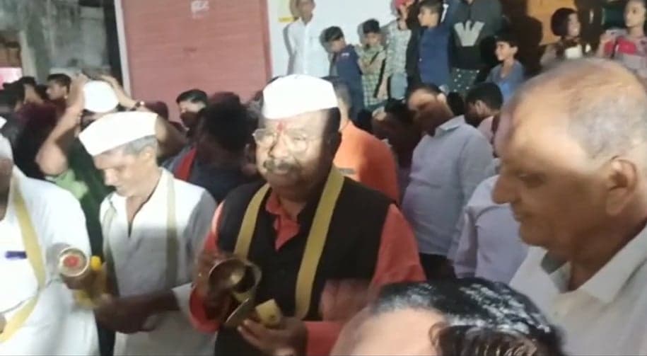 CM के भजन के बाद निर्दलीय विधायक “शेरा” और पूर्व मंत्री ने बजाएं मंजीरे, देखिए वीडियो