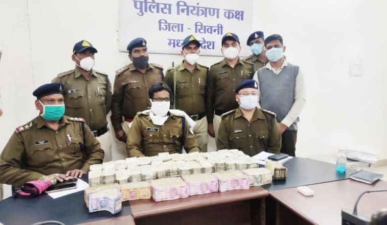 खुद को व्यापारी बताने वाले निकले लुटेरे, कार के बोनट में छुपाकर ले जा रहे थे 1 करोड़ 74 लाख, ऐसे पकड़ाए