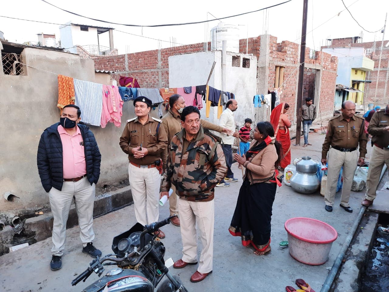 अलसुबह अवैध शराब के अड्डों पर छापामार कार्रवाई, ढाई लाख की शराब जब्त