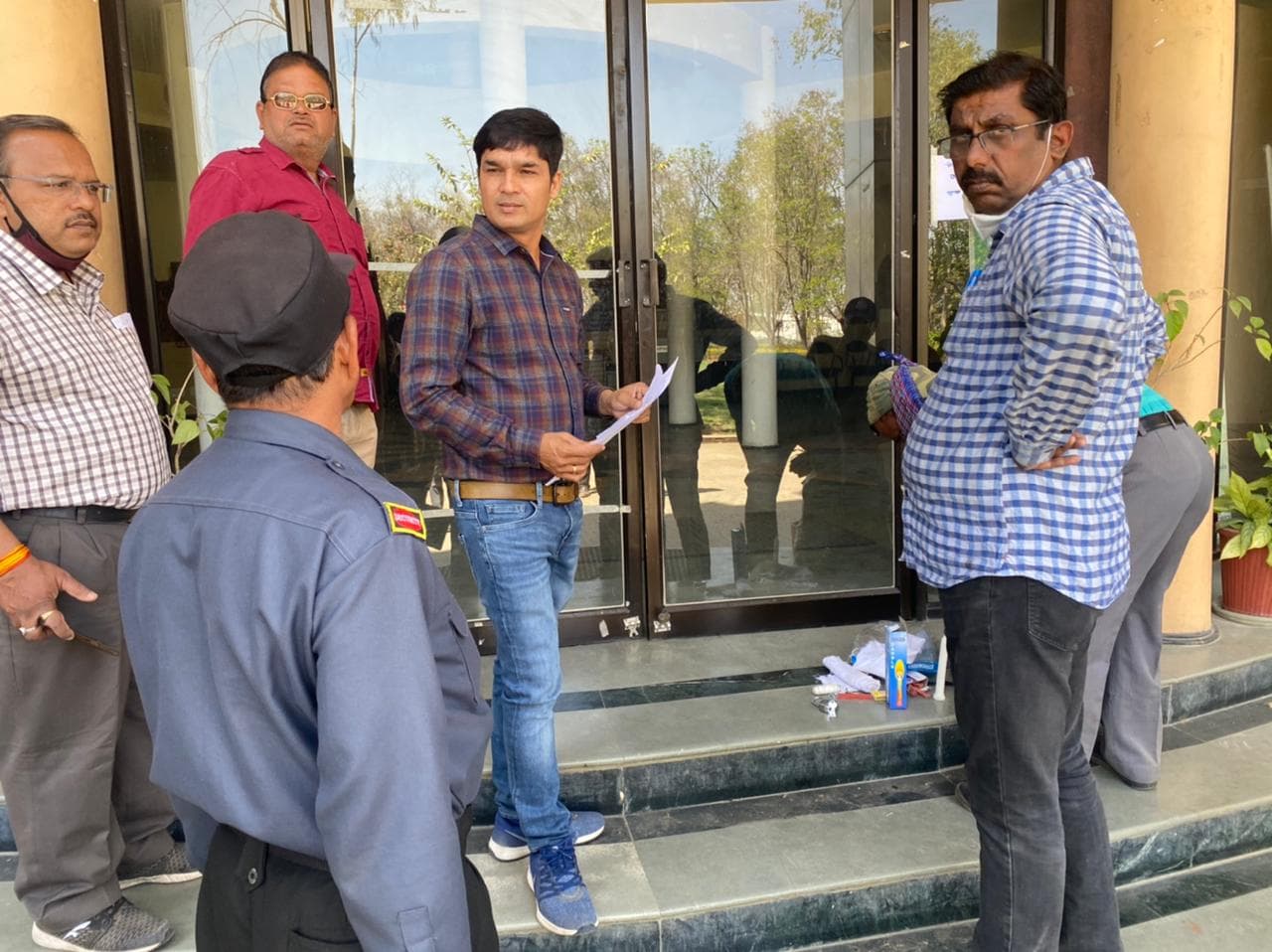 लाखों का टैक्स न भरने पर संघवी कॉलेज पर जड़ा प्रशासनिक ताला