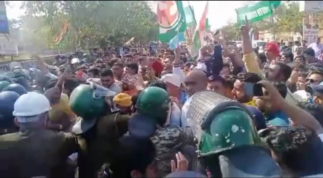 महंगाई को लेकर NSUI का उग्र प्रदर्शन, पुलिस से हुई झूमाझटकी