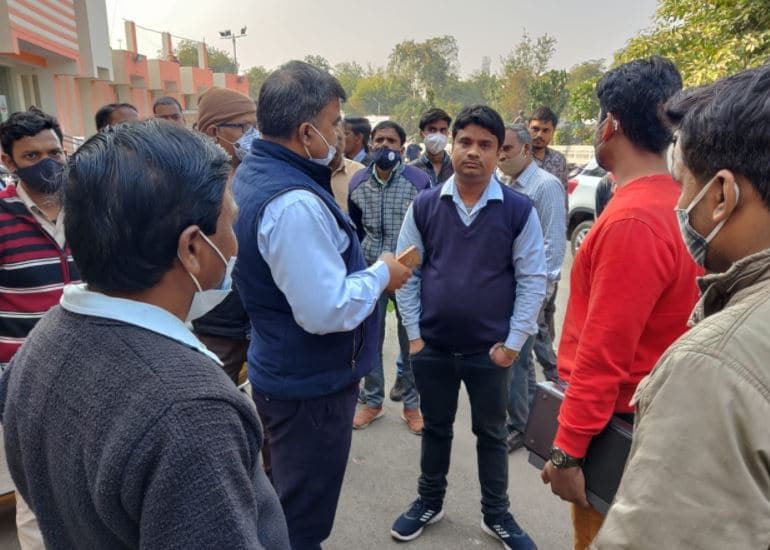 निगम कमिश्नर के चैंबर में गाली गलौज करने वाला जनमित्र केंद्र प्रभारी निलंबित, FIR हुई