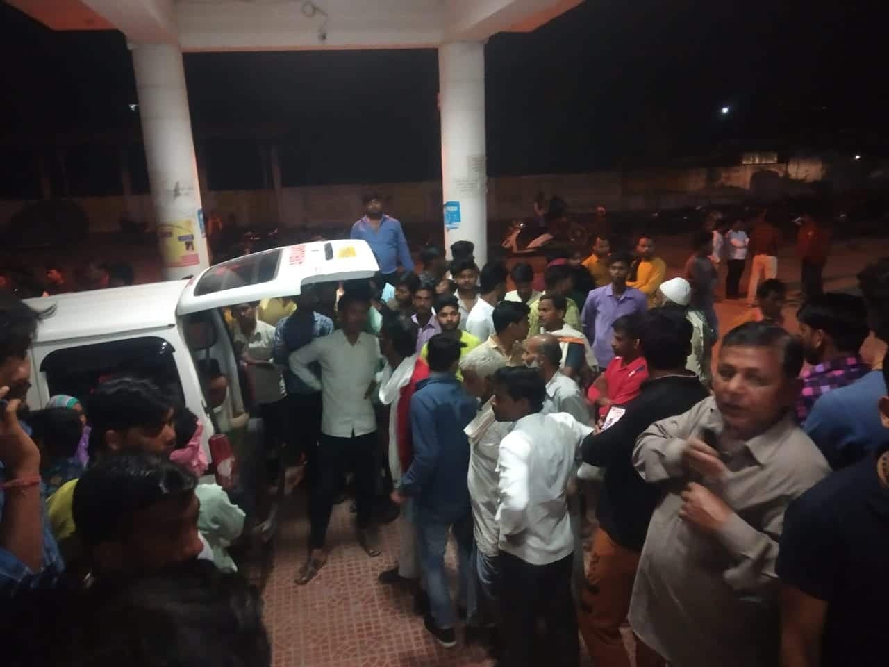 तेज रफ्तार ट्रैक्टर ने बाजार में चल रहे लोगों को मारी टक्कर, किशोरी की मौत 4 घायल
