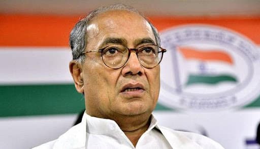 EVM पर फिर गरमाई राजनीति, मतपत्रों से चुनाव की मांग को लेकर निर्वाचन आयोग पहुंचे दिग्विजय सिंह