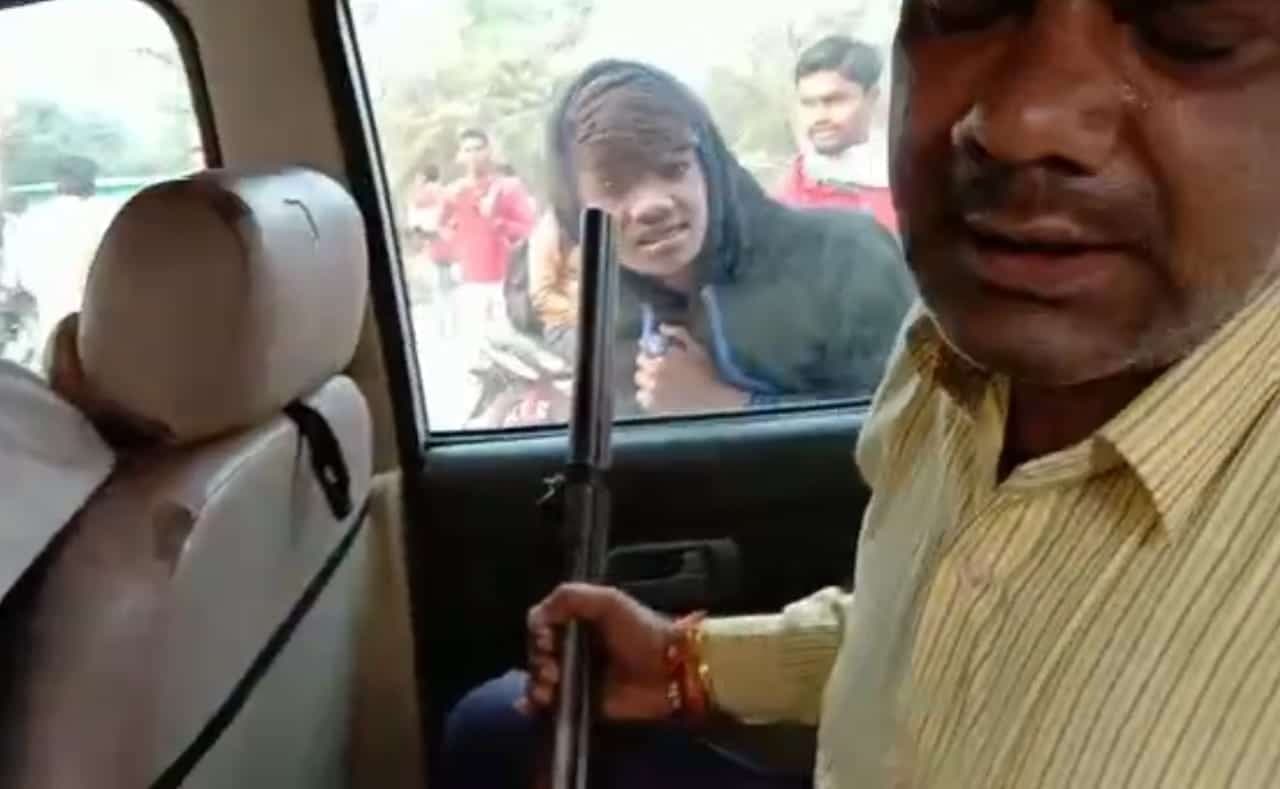 बंदूक के दम पर ठेकेदार के गुर्गे कर रहे थे अवैध वसूली, विरोध करने पर थाने पहुंचा मामला
