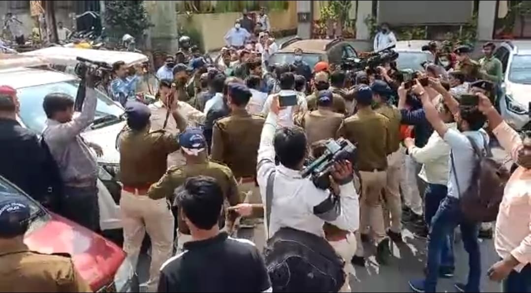 आधे दिन के ऐच्छिक बंद के पहले युवक कांग्रेस का पेट्रोल के शतक पर हल्ला बोल