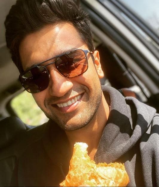 फ़िल्म शूटिंग के लिए इंदौर पहुंचे Vicky Kaushal ने खाये समोसे और जलेबी, फैंस के लिए की गई पोस्ट हुई वायरल