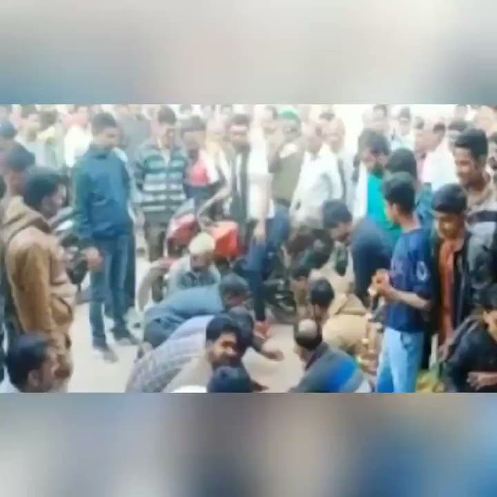 नीमच : फौजी के स्वागत में ग्रामीणों ने कालीन के जगह बिछा दी अपनी हथेलियां, देखें वीडियो