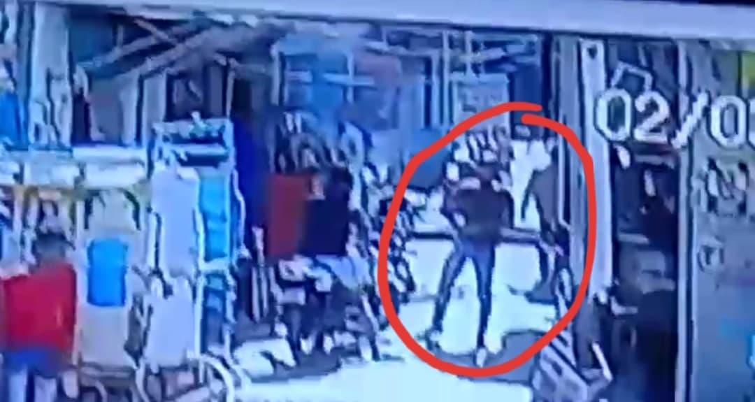 VIDEO: मुरैना में दिनदहाड़े फायरिंग, मोबाईल कवर को लेकर आपस में भिड़े युवक