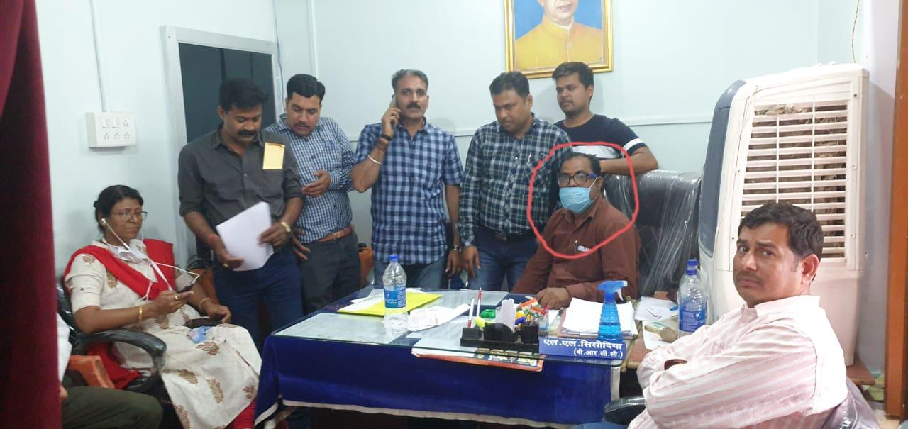 MP में स्कूल शिक्षा विभाग का अधिकारी रिश्वत लेते धराया, लोकायुक्त को देख निकले आंसू