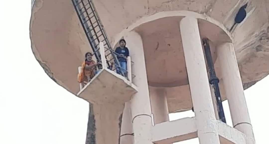 दो मासूम बच्चियों को लेकर आत्महत्या के इरादे से टंकी पर चढ़ी महिला, ये है कारण