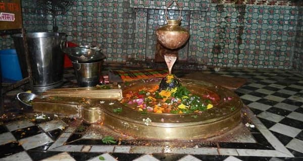 Mahashivratri: महाशिवरात्रि पर ज्योतिर्लिंग ओंकारेश्वर मंदिर के सुबह 4 बजे खुले पट, 4 घंटे दी गर्भग्रह में जल चढ़ाने की छूट , देखें वीडियो