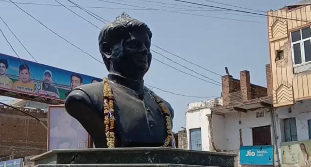 राजनीति की भेंट चढ़ी माधव राव सिंधिया की प्रतिमा, जयंती पर नहीं ली किसी ने सुध