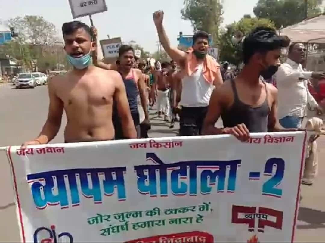 PEB के खिलाफ अर्धनग्न होकर सड़कों पर उतरे कृषि छात्र, दी भूख हड़ताल की चेतावनी