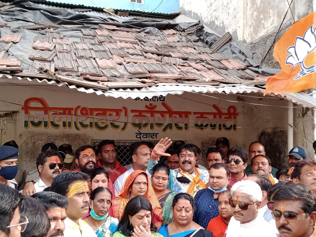 भाजपा ने किया कांग्रेस कार्यालय के बाहर प्रदर्शन, हुड्डा को निष्कासित करने की मांग