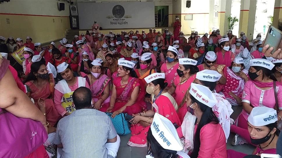 MP News: शिक्षक नियुक्ति की मांग को लेकर धरने पर बैठीं महिला अभ्यर्थी, दी चेतावनी