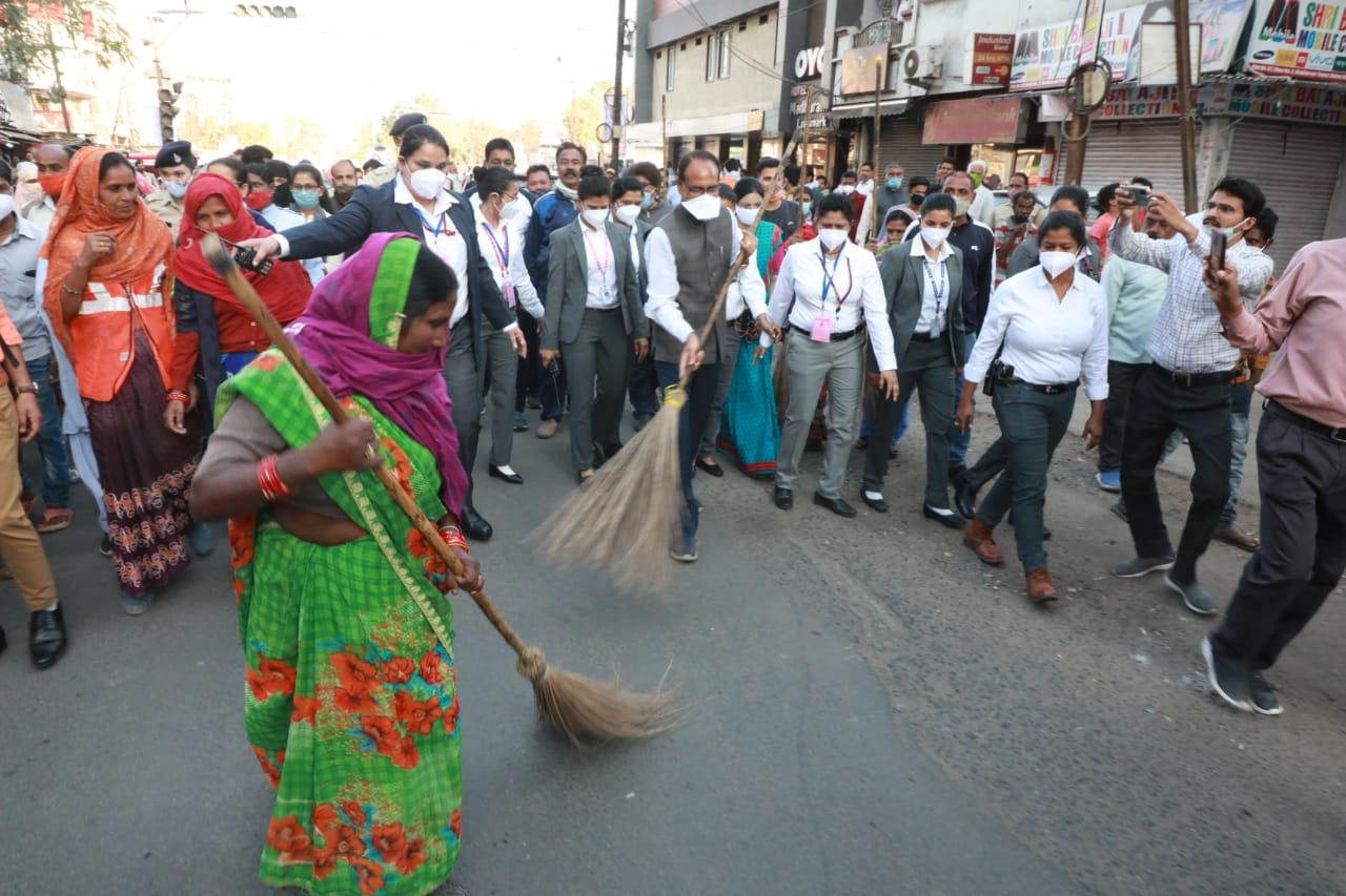 महिला दिवस: शिवराज ने सफाईकर्मियों के साथ चाय पर की चर्चा, लगाई झाड़ू, देखिये वीडियो