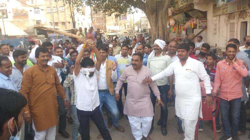 किसान कांग्रेसियों ने भाजपा सरकार के पाप का घड़ा फोड़ प्रतियोगिता का किया आयोजन