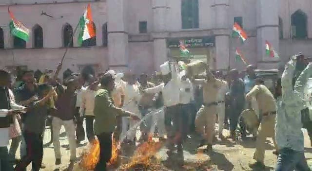 प्रधानमंत्री आवास योजना सहित अन्य मांगों को लेकर ज्ञापन सौंपने पहुंचे कांग्रेसी, पुलिस से हुई झड़प
