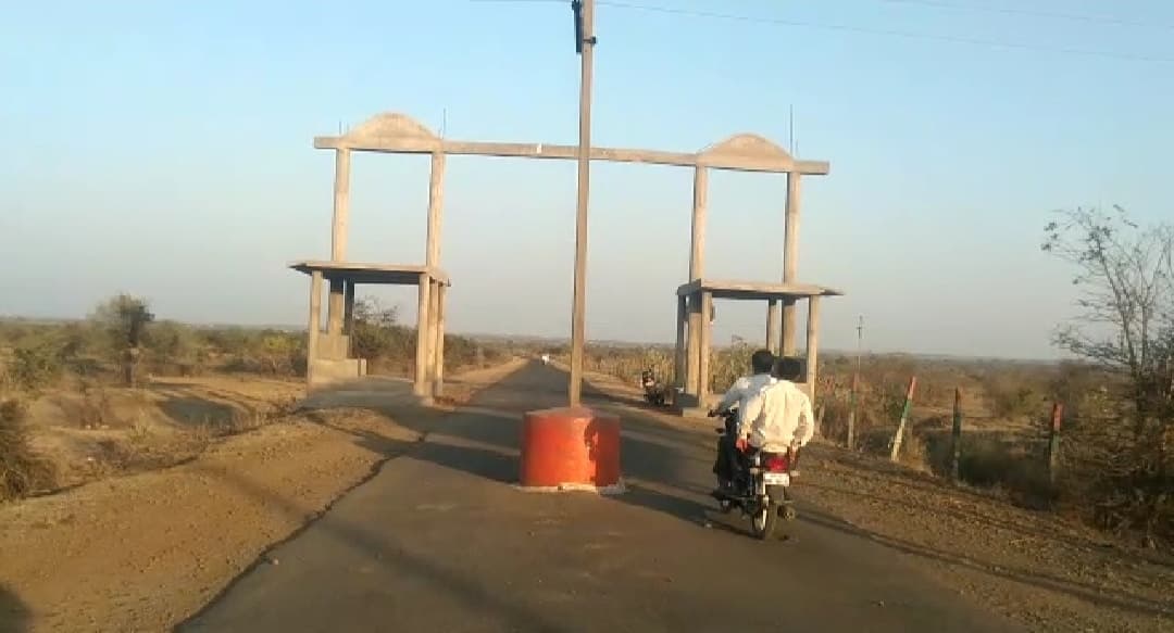 Sagar News: बिजली का पोल शिफ्ट किए बिना बन गई सड़क, दुर्घटना संभावित सड़क को कैसे मिली मंजूरी?