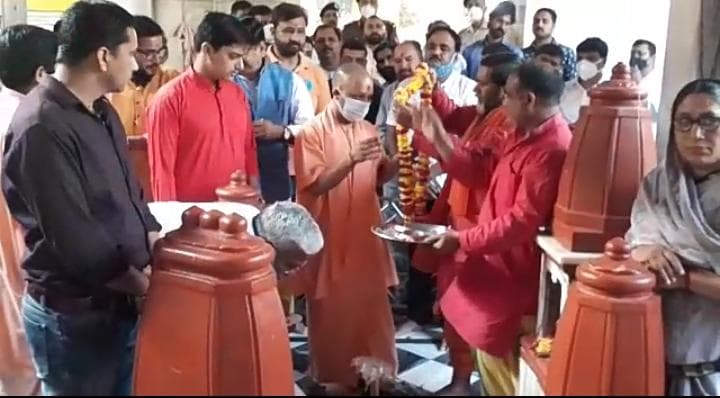 उत्तर प्रदेश के मुख्यमंत्री योगी आदित्यनाथ ने किए मां पीताम्बरा के दर्शन