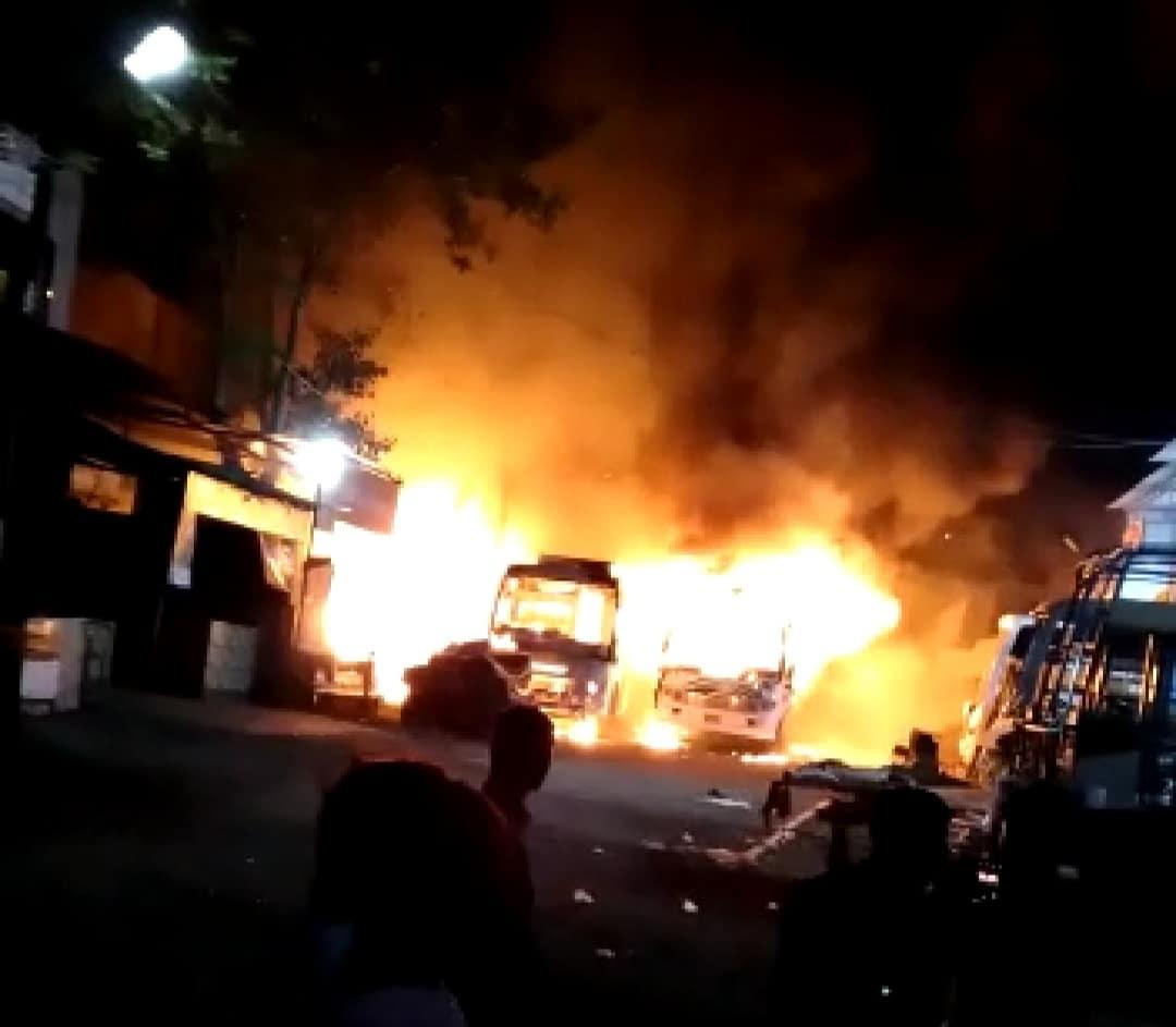 Indore News:  बस में लगी भीषण आग, धूं धूं कर जलीं एक के बाद एक पांच बसें