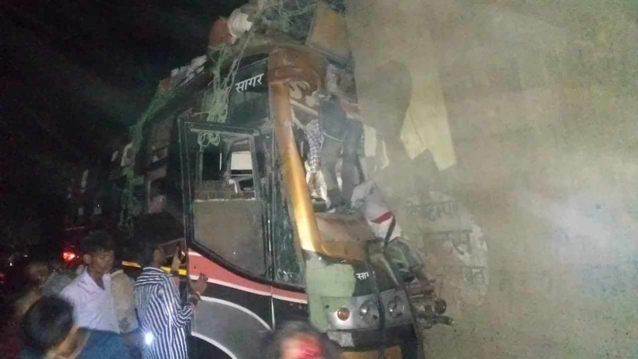 Chhatarpur: तेज रफ्तार ओवरलोड बस हुई हादसे का शिकार, दो की मौत, 88 घायल