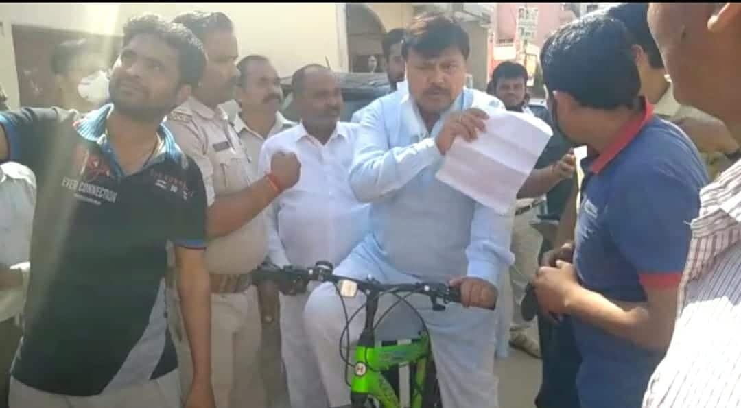 साइकिल पर निकले शिवराज के मंत्री का दौरा चर्चा में, रात बिताएंगे धर्मशाला में 