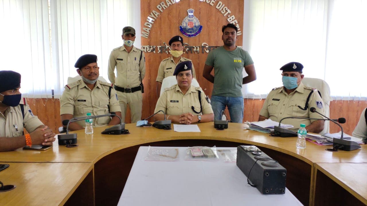 नाराज प्रेमिका का दिल जीतने फिल्मी स्टाइल में चोरी, खुद लौटाया चोरी का माल