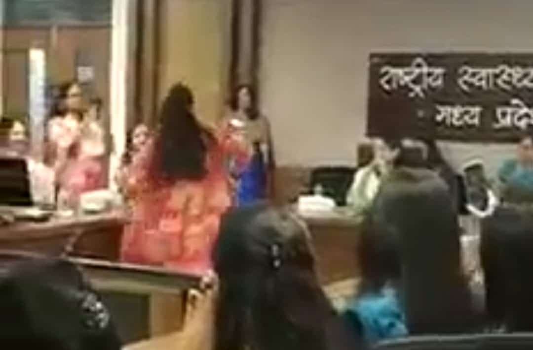 सरकार को कोरोना की चिंता लेकिन NHM के जिम्मेदार डांस में व्यस्त!, देखें वीडियो